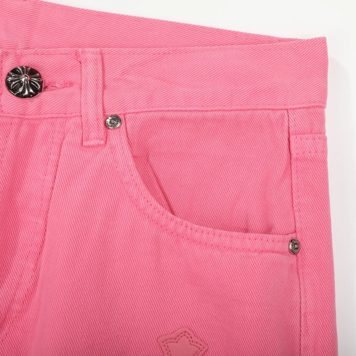 P260 Chrome hearts｜ch Chrome Hearts Limited Barbie Pink Leather Jeans for Girls - Charming dopamine personalized jeans, indispensable for fashionistas, the same model for celebrities, and one touted by many bloggers. This new pair of pants is perfect in terms of shape and upper body. It is no exaggeration to say that making a pair of jeans is equivalent to making 20 short-sleeved pieces. The fabric is made of high-quality imported denim. It has a unique high-end texture. I am very satisfied with it after washing and proofing several times.  Color: Barbie Pink Size: 28/30/32/34 Waist: 74/76/78/80 Pants Length: 101/102/103/104